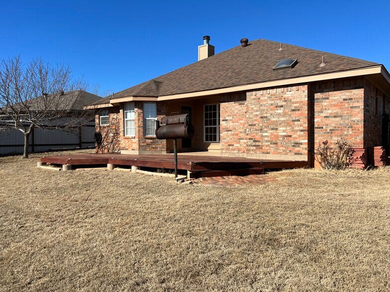 Patio, deck snd grill - 8009 Thompson Pky