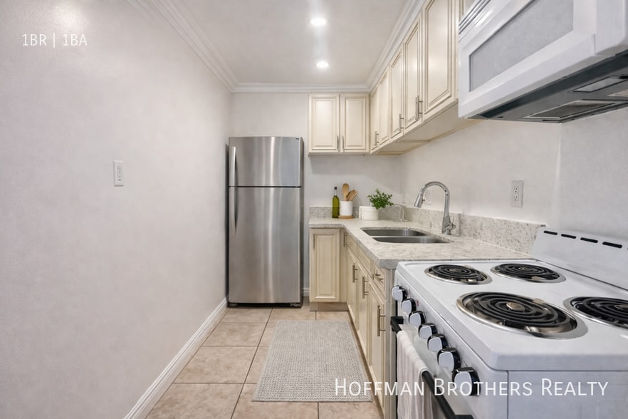 Building Photo - 14024 Oxnard St