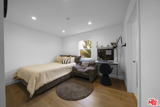 Building Photo - 848 N Las Palmas Ave