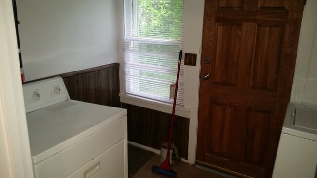 Building Photo - 2 Bedroom 1 bath house