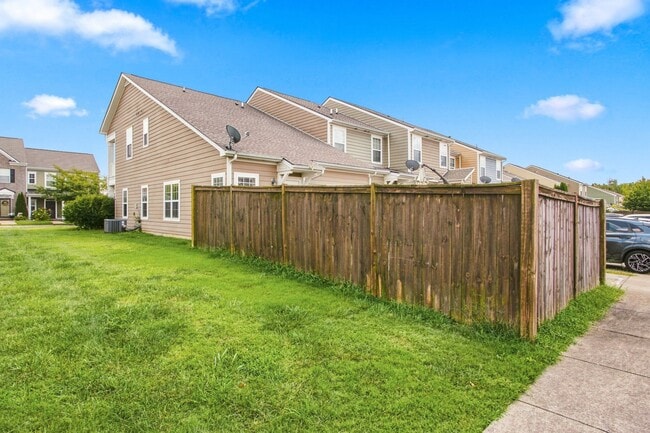 Building Photo - 2055 Hemlock Dr