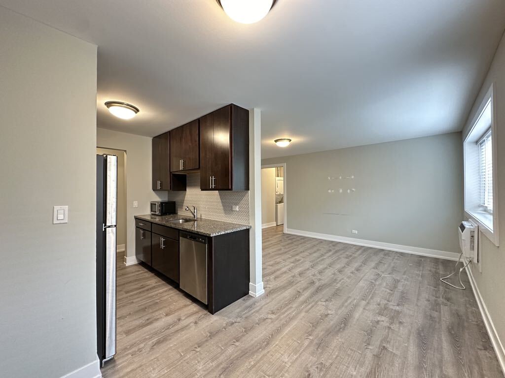 Building Photo - 533 W Surf St