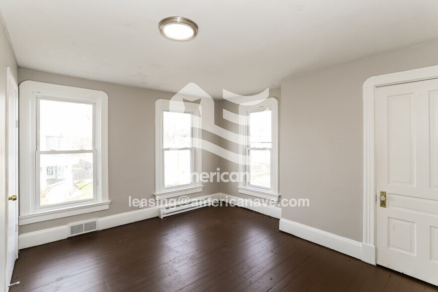 Building Photo - 653 Fairview Ave