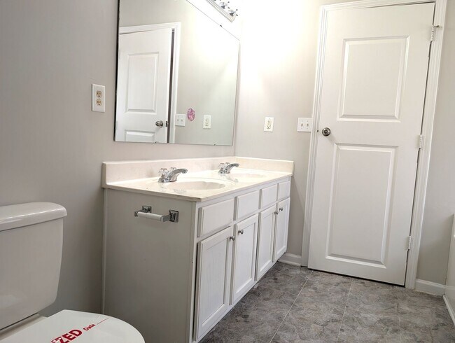 Building Photo - Pristine home located in the Pinebrook Com...