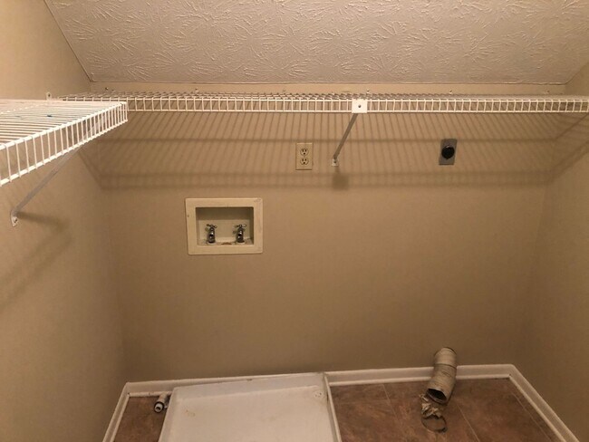 Building Photo - Charming 4-Bedroom Cape Cod Home in Knoxville