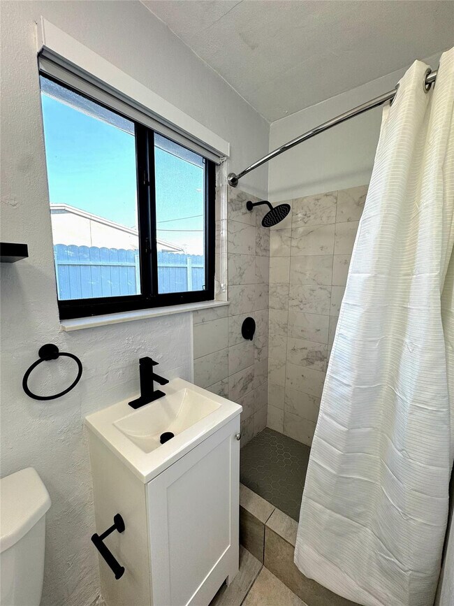 Building Photo - 5020 E 10th Ave