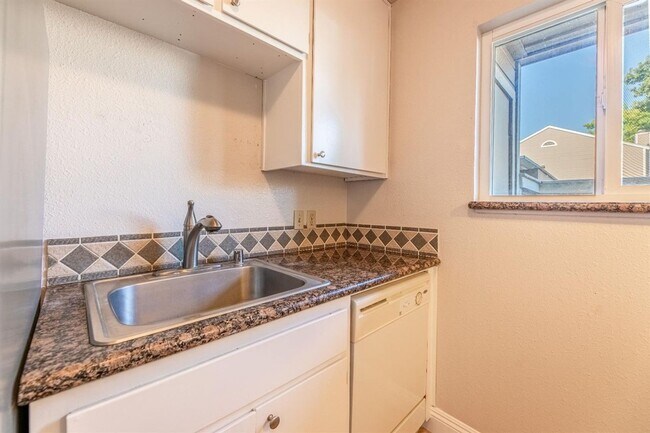 Building Photo - Move-In Ready 1-Bedroom Condo in Cobblestone Glen – $1,495 SEE VIDEO