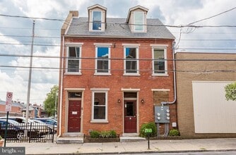 Building Photo - 218 W King St