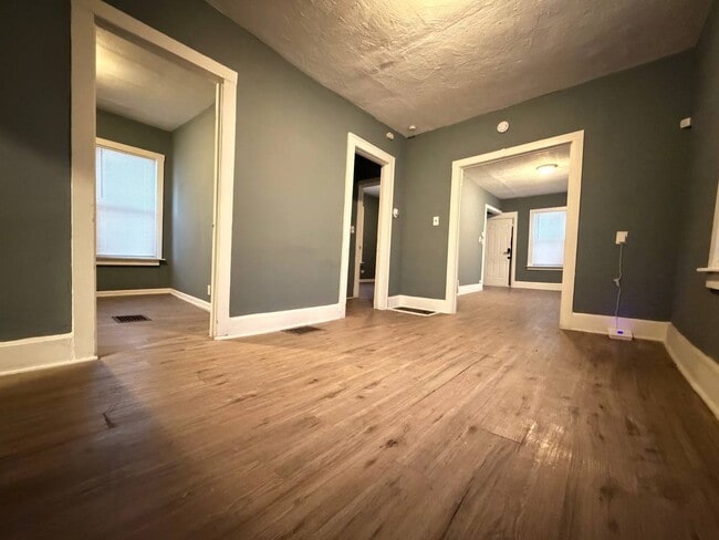 Building Photo - 3BR Single-Family Home with Basement & Off-Street Parking