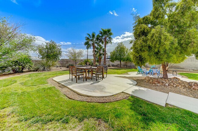 Building Photo - Stunning Vintage Vegas Pool Home on almost...