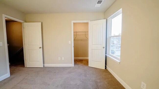 Building Photo - 2 Bedroom 1.5 Bathroom