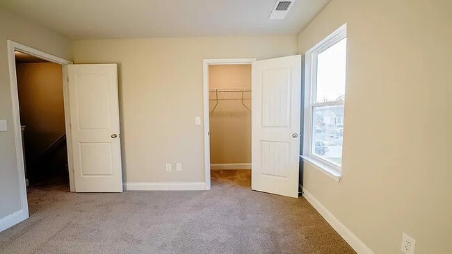 Building Photo - 2 Bedroom/1.5 bathroom