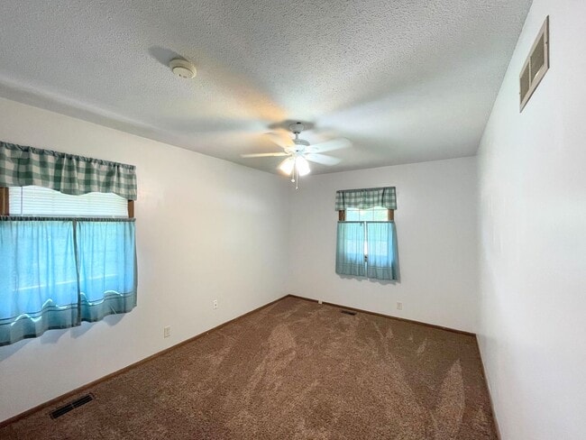 Building Photo - Comfortable 3 Bedroom 2 Bath House in Beau...
