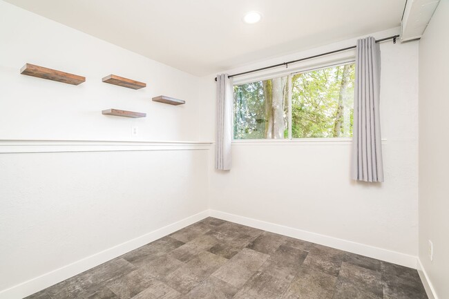 Building Photo - Beautiful 4 bed 2.5 bath Lake Forest Park ...