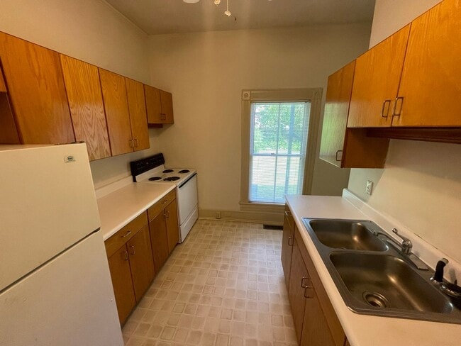 Building Photo - 1 Bedroom, 1 Bathroom Unit in Greensboro!