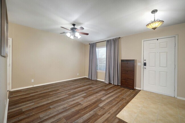 Building Photo - Spacious 4-Bedroom Gem with Office in Desi...