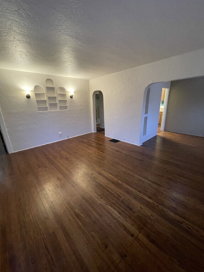 Building Photo - Cute 2 BR 1 BA Home in Midtown!