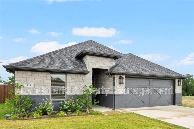 Building Photo - 816 Tesslynn Ave