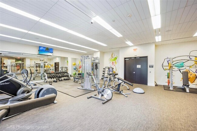 Building Photo - 999 SW 1st Ave