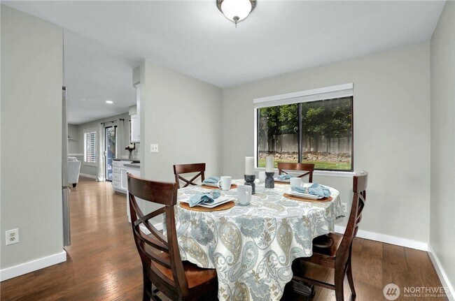 Building Photo - 3 bed 2.5 bath in martha lake neighborhood