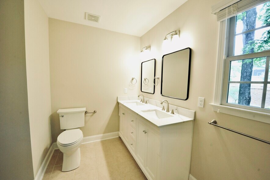 Building Photo - 962 Saint Catherines Dr