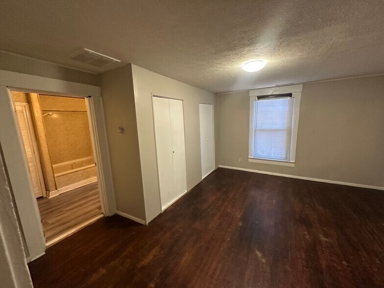 Building Photo - 218 Holmes St