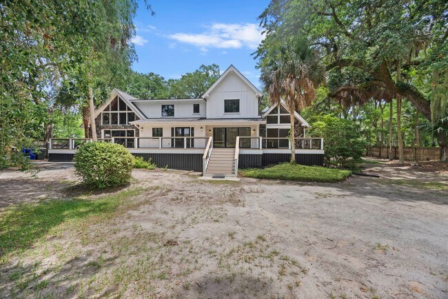 Building Photo - Available 6/15. Stunning, Fully-Rennovated...