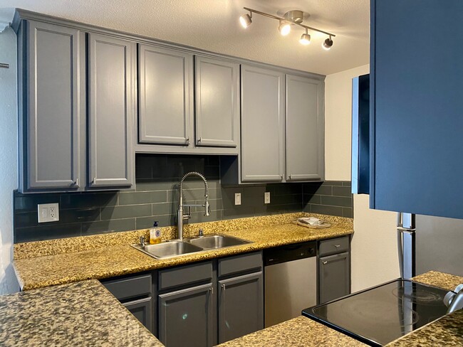Building Photo - 4424 Altadena Ave