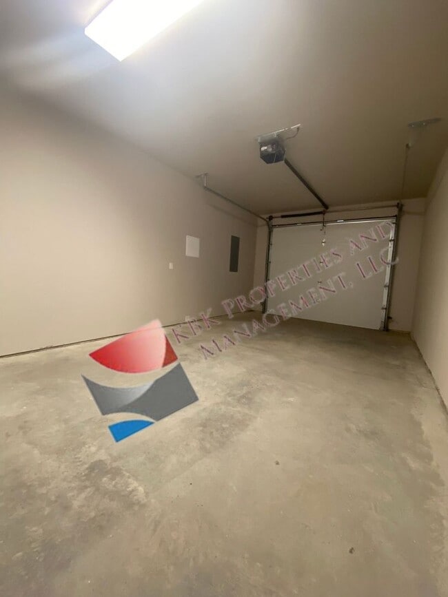 Building Photo - MDL-909 Douglas