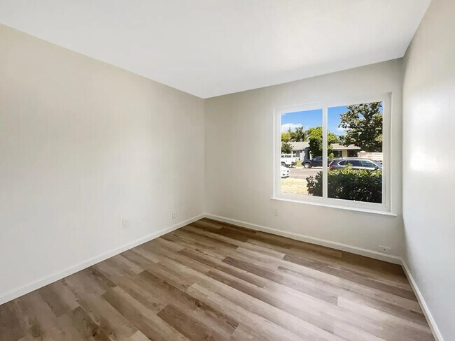 Building Photo - 3023 Rosemont Dr