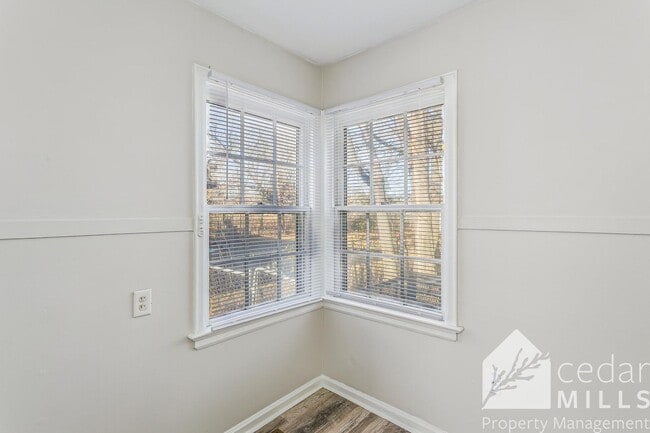 Building Photo - Updated, clean unit, with LARGE basement for storage!