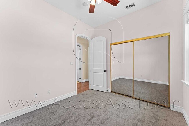 Building Photo - Designer Single-Story Home with Gourmet Kitchen & Mountain Views