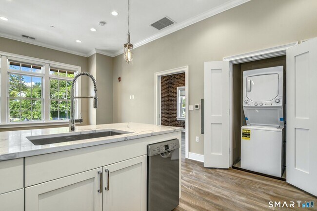 Building Photo - 1077 Boston Post Rd