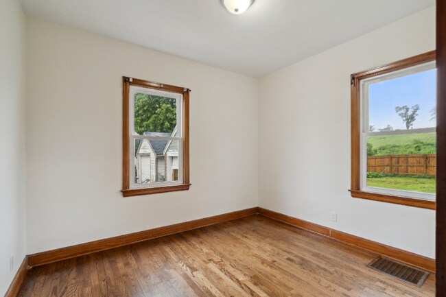 Building Photo - 413 16th Ave SW