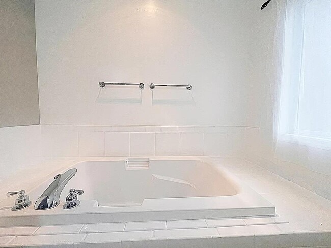 Building Photo - 206 Beauclair Dr