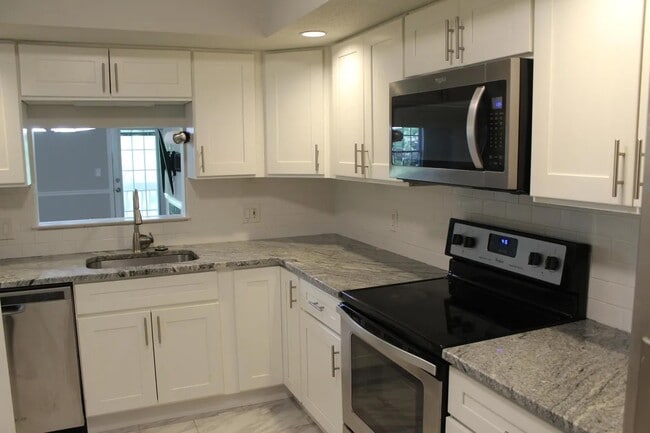 Building Photo - 609 Holly Hill Dr