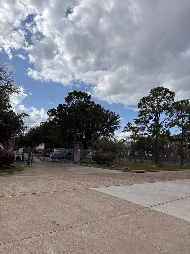 Building Photo - 3900 Woodchase Dr