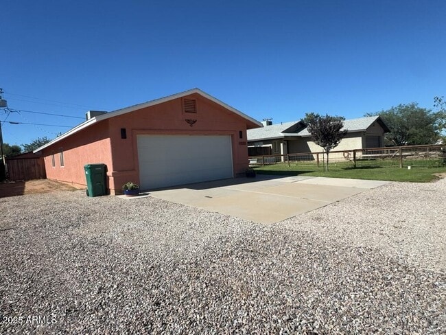 Building Photo - 10238 S Honeysuckle Dr