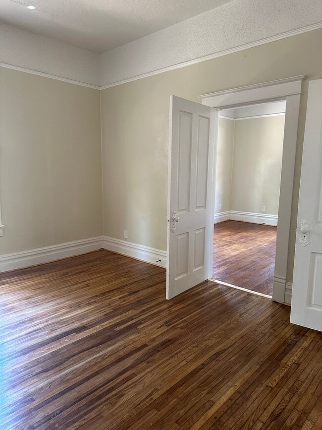 Building Photo - 5 bedroom 1.5 bath