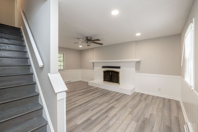 Building Photo - Beautifully Renovated 4-Bedroom Home in Ch...