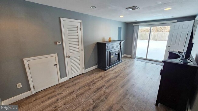 Building Photo - 213 8th St