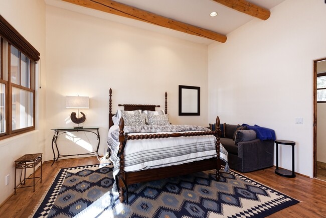 Building Photo - 661 Green Meadow Dr