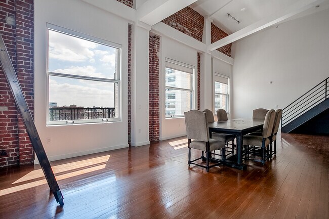 Building Photo - 257 S Spring St