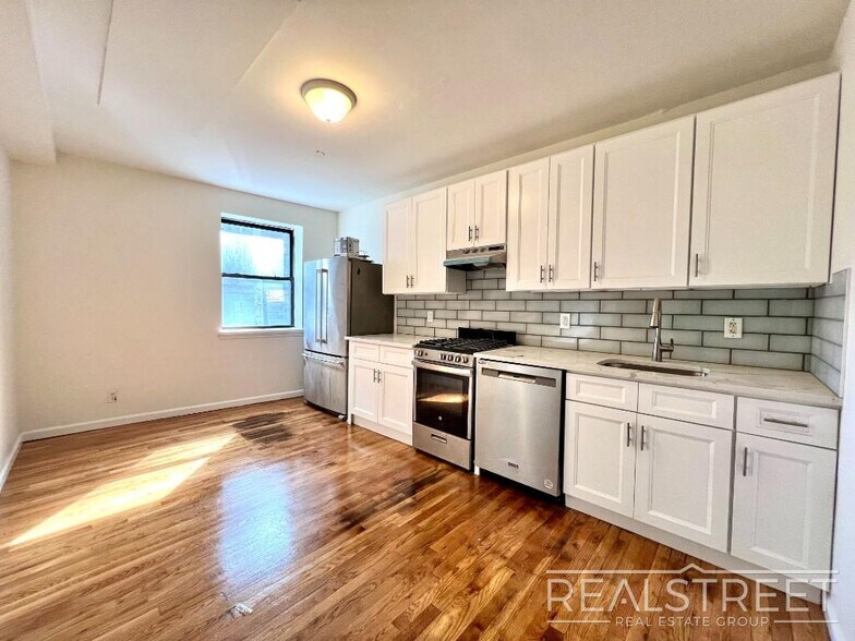 Primary Photo - Spacious 2 Bedroom in Williamsburg!