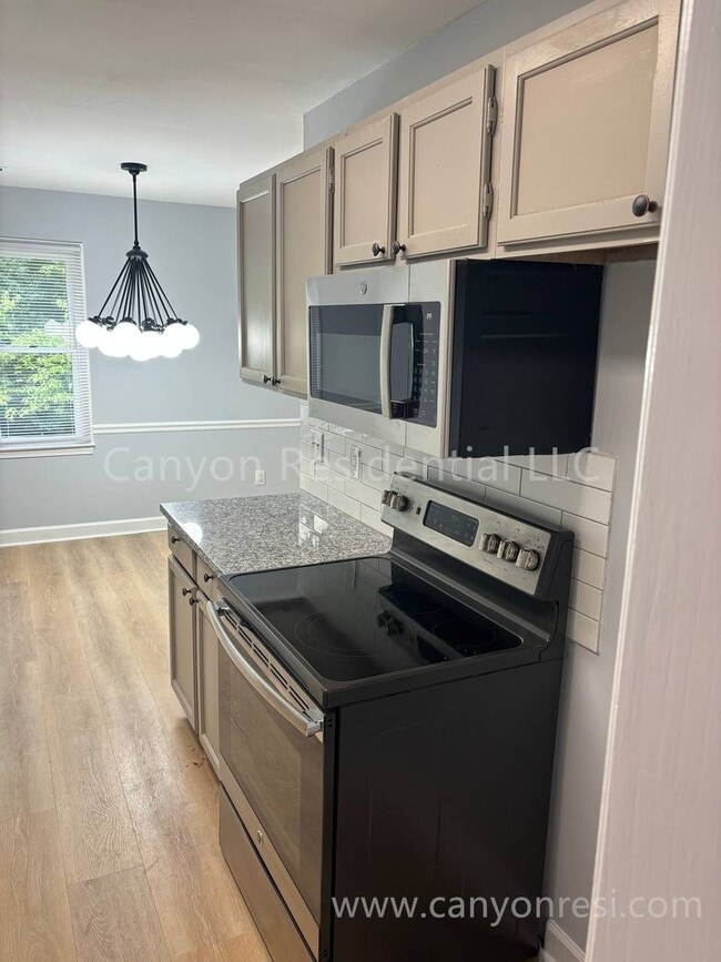 Building Photo - Stylish 3 Bed, 2 Bath Retreat: Modern Livi...
