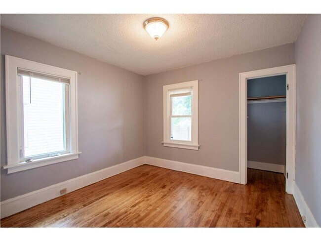 Building Photo - Huge 5 Bedroom - SFH- Walk to Macalester!