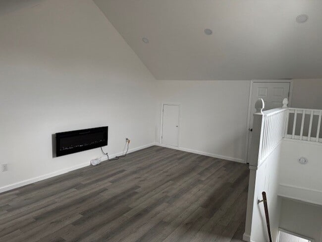 Building Photo - 3 bedroom 2 bathroom