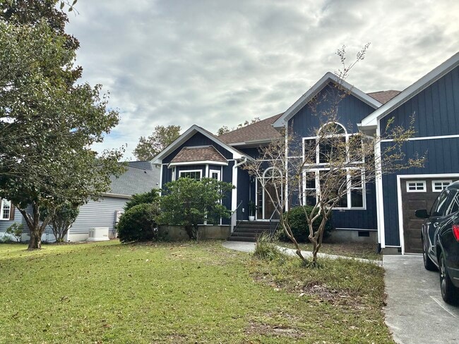 Building Photo - 427 Lakeview Dr