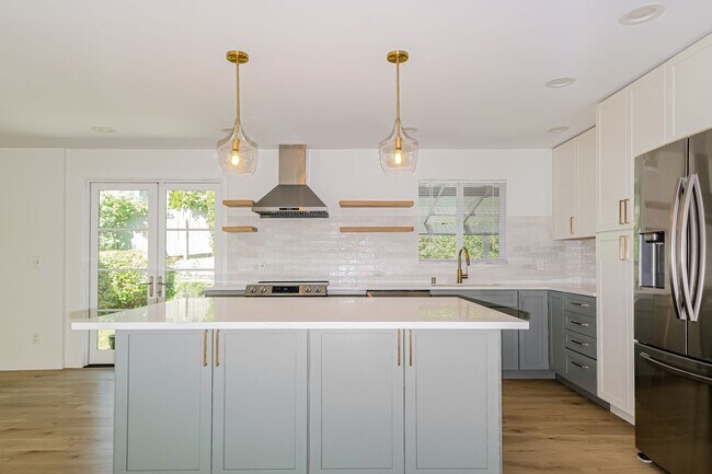 Building Photo - Warm and Welcoming 3 Bedroom in Prime Seattle Location