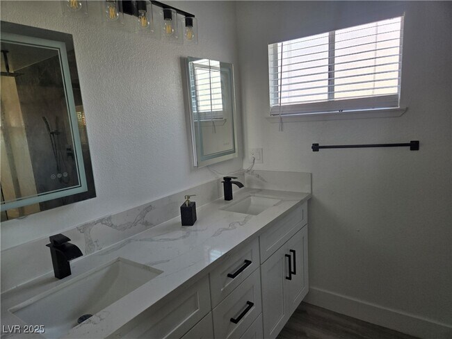 Building Photo - 1405 Termas